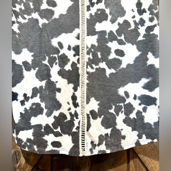 EUC Avery Faded Cow Print Crochet Back Accent V-Neck Top - Picture 12 of 12